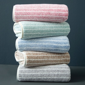 Ručník s bordiranim šavovima od koralnog flisa, brzo sušenje i upijanje; poliester 150D, bordirani džakard, težina 50–80 g, prilagođena obrada