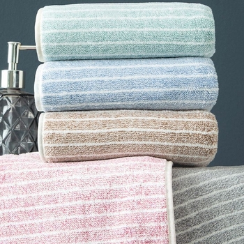 Ručník s bordiranim šavovima od koralnog flisa, brzo sušenje i upijanje; poliester 150D, bordirani džakard, težina 50–80 g, prilagođena obrada