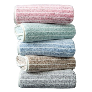 Ručník s bordiranim šavovima od koralnog flisa, brzo sušenje i upijanje; poliester 150D, bordirani džakard, težina 50–80 g, prilagođena obrada