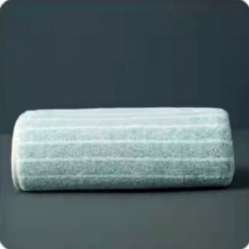 Ručník s bordiranim šavovima od koralnog flisa, brzo sušenje i upijanje; poliester 150D, bordirani džakard, težina 50–80 g, prilagođena obrada