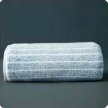 Ručník s bordiranim šavovima od koralnog flisa, brzo sušenje i upijanje; poliester 150D, bordirani džakard, težina 50–80 g, prilagođena obrada