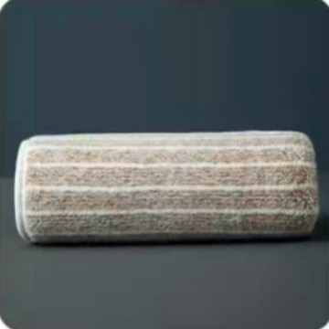 Ručník s bordiranim šavovima od koralnog flisa, brzo sušenje i upijanje; poliester 150D, bordirani džakard, težina 50–80 g, prilagođena obrada