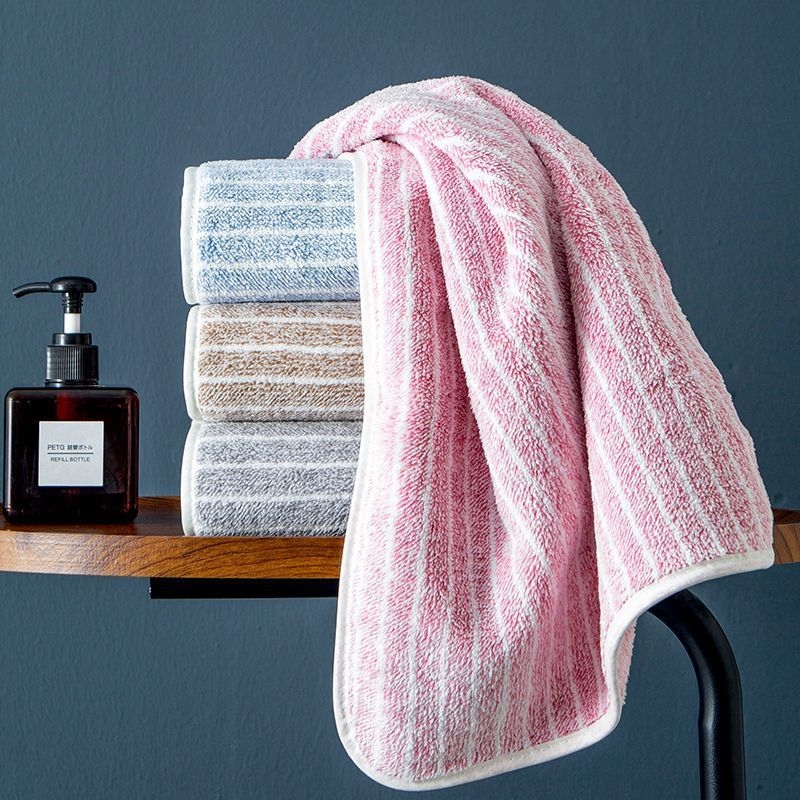 Ručník s bordiranim šavovima od koralnog flisa, brzo sušenje i upijanje; poliester 150D, bordirani džakard, težina 50–80 g, prilagođena obrada