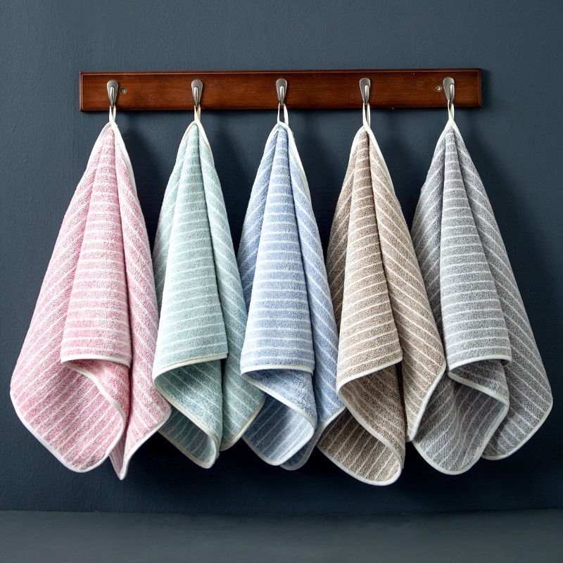 Ručník s bordiranim šavovima od koralnog flisa, brzo sušenje i upijanje; poliester 150D, bordirani džakard, težina 50–80 g, prilagođena obrada