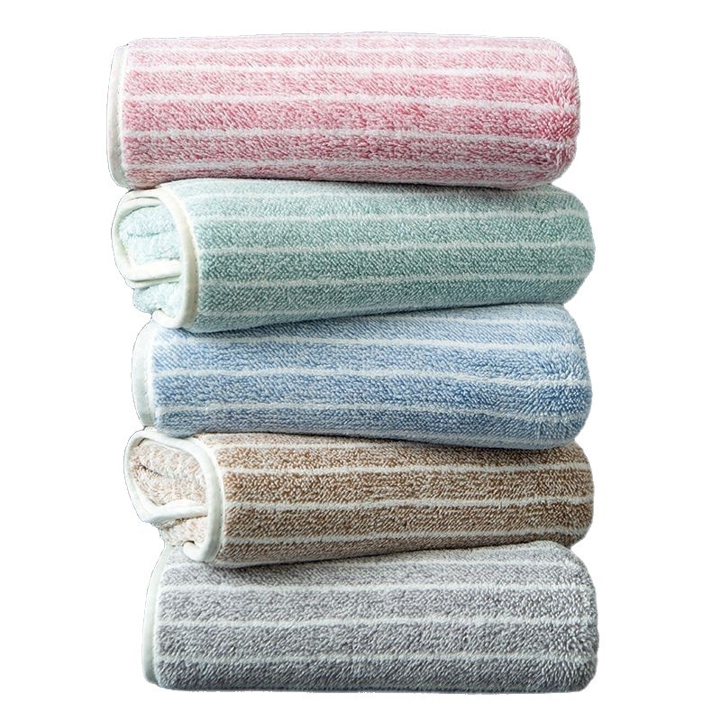 Ručník s bordiranim šavovima od koralnog flisa, brzo sušenje i upijanje; poliester 150D, bordirani džakard, težina 50–80 g, prilagođena obrada