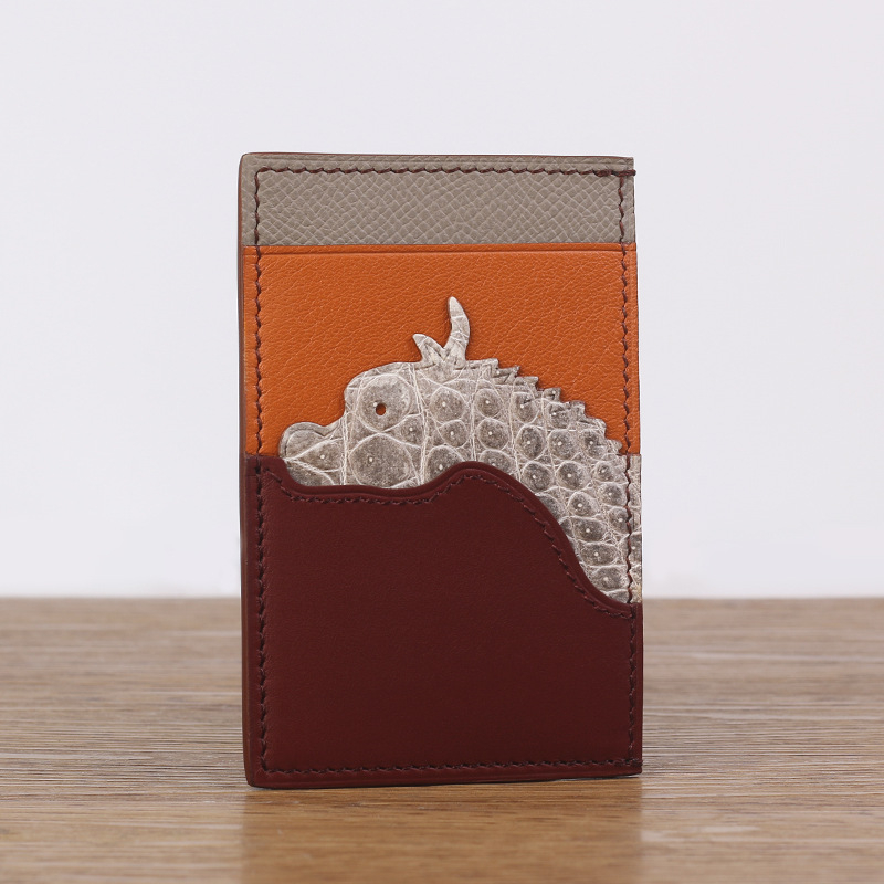 Kaardikott ehtsast nahast, loomamustriga, käsitsi õmmeldud, lambanahaga vooder, kaartide hoiustamiseks