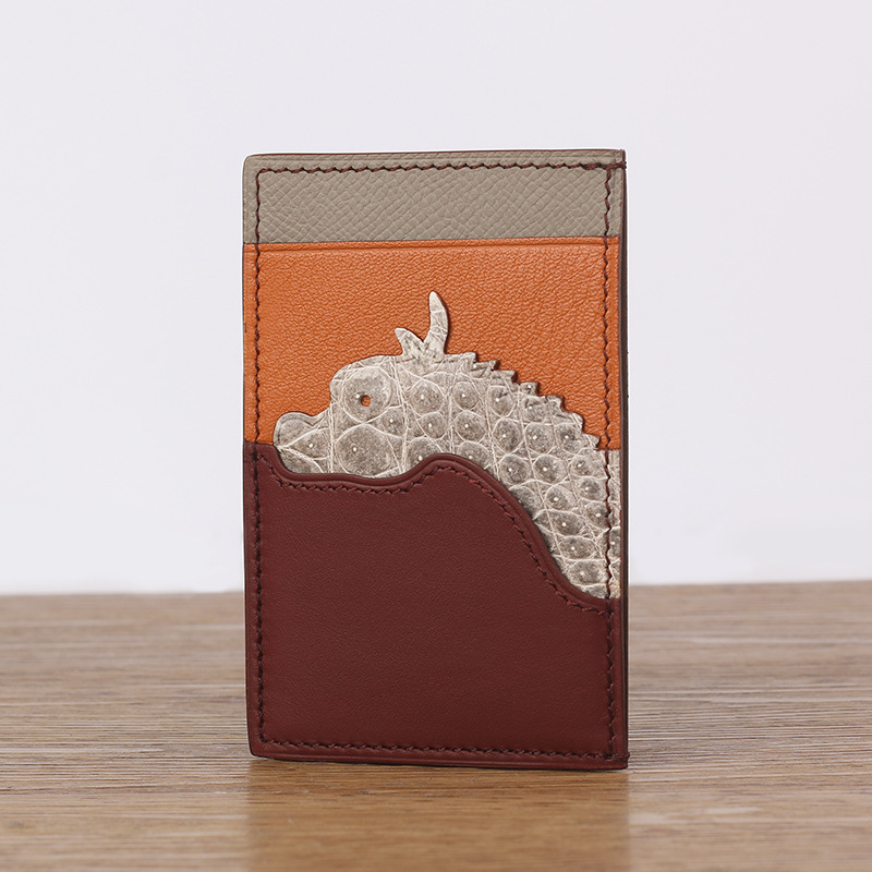 Kaardikott ehtsast nahast, loomamustriga, käsitsi õmmeldud, lambanahaga vooder, kaartide hoiustamiseks