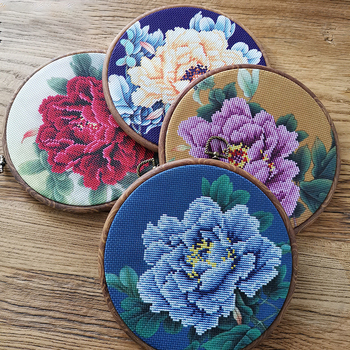 Бродерия с кръстчета – мотив пион, ръчна бродерия с конци, античен стил, дневна декорация