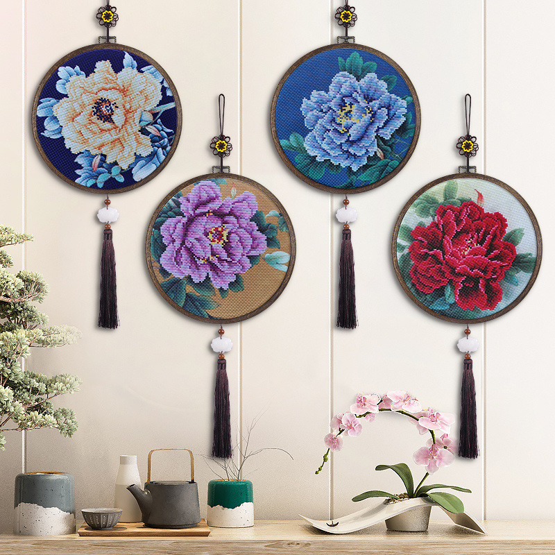 Бродерия с кръстчета – мотив пион, ръчна бродерия с конци, античен стил, дневна декорация