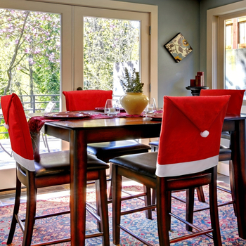 Krēsla pārvalki no neausta materiāla ar Ziemassvētku cepurēm, moderns minimalistisks stils, Jiaqi zīmols, Ziemassvētku dekoram restorānos un viesnīcās