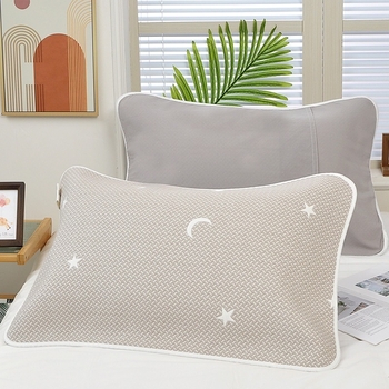 Pamut párnahuzat csíkos mintával, testreszabható feldolgozás, modern és letisztult stílus