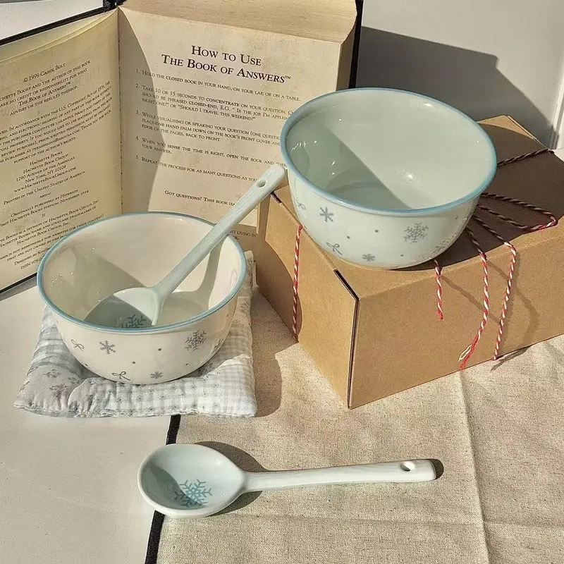 Keramička zdjela s podglazurnom bojom, nepravilnog oblika, moderni minimalistički stil, pogodna za mikrovalnu pećnicu.