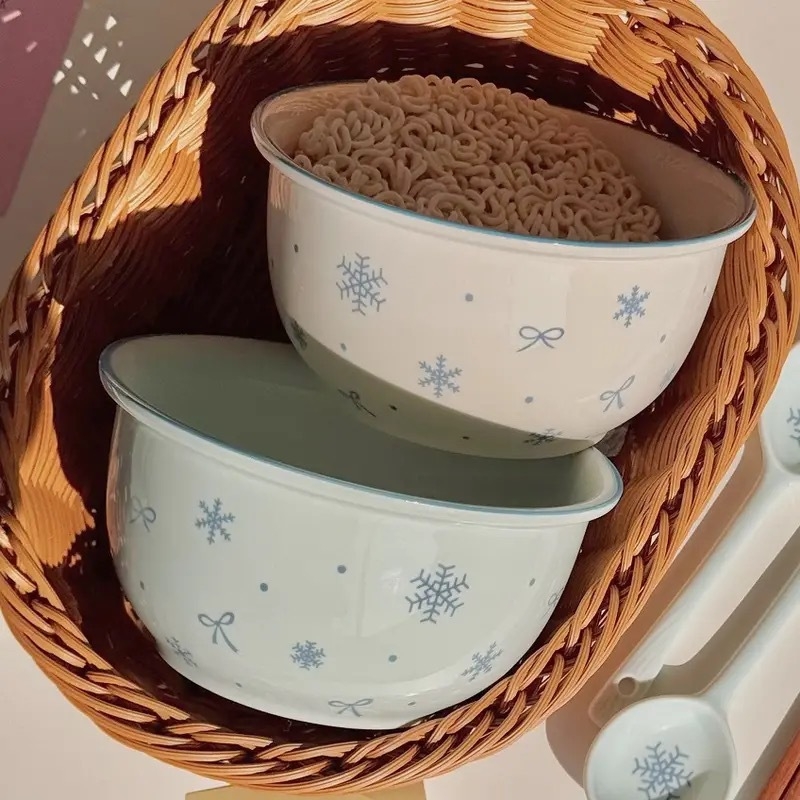 Keramička zdjela s podglazurnom bojom, nepravilnog oblika, moderni minimalistički stil, pogodna za mikrovalnu pećnicu.
