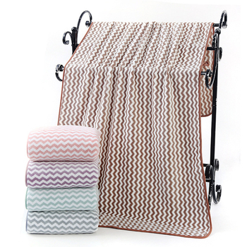 Prosop de baie din catifea coral warp knitted cu model apa, 150D, 200-300 g, 90% component principal, margine cusuta