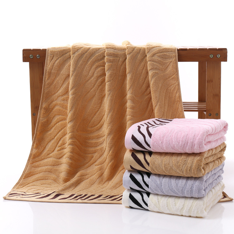 Prosop de baie din fibră de bambus, jacquard cu model tigru, 400–500 g, fir 32S, 95% conținut bambus