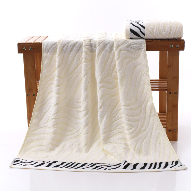 Prosop de baie din fibră de bambus, jacquard cu model tigru, 400–500 g, fir 32S, 95% conținut bambus