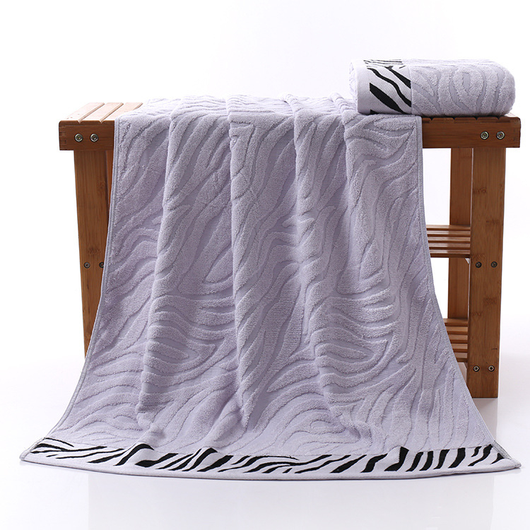 Prosop de baie din fibră de bambus, jacquard cu model tigru, 400–500 g, fir 32S, 95% conținut bambus