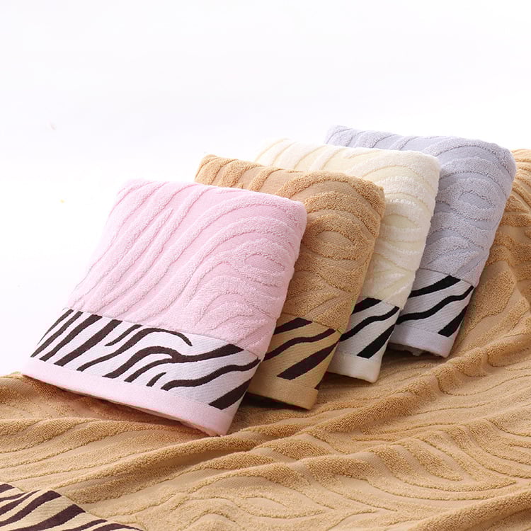 Prosop de baie din fibră de bambus, jacquard cu model tigru, 400–500 g, fir 32S, 95% conținut bambus