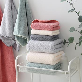 Ručnik za kupanje Clean koralni flis (Brand: Clean; Material: koralni flis; Težina: 200–300 g; Vlakna: 150D; Proces: obrada šavova, jacquard)