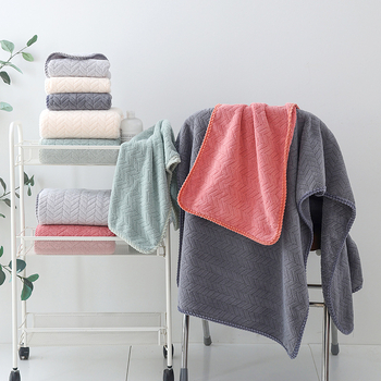 Ručnik za kupanje Clean koralni flis (Brand: Clean; Material: koralni flis; Težina: 200–300 g; Vlakna: 150D; Proces: obrada šavova, jacquard)