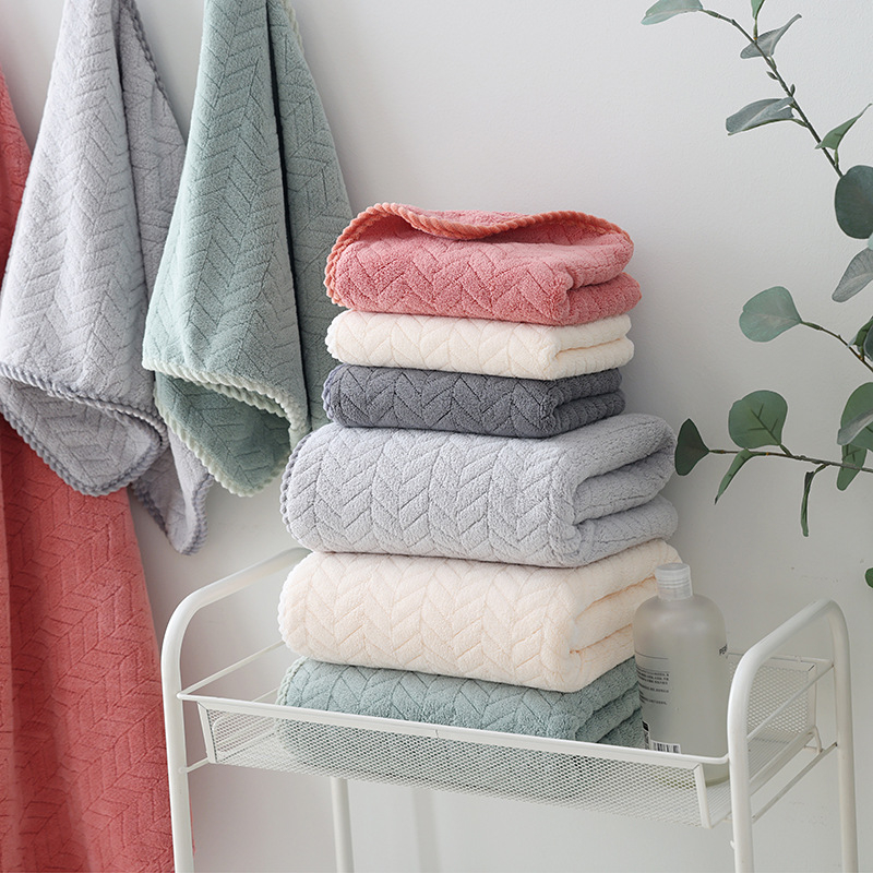 Ručnik za kupanje Clean koralni flis (Brand: Clean; Material: koralni flis; Težina: 200–300 g; Vlakna: 150D; Proces: obrada šavova, jacquard)