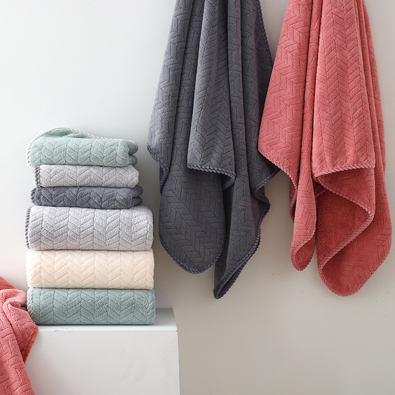 Ručnik za kupanje Clean koralni flis (Brand: Clean; Material: koralni flis; Težina: 200–300 g; Vlakna: 150D; Proces: obrada šavova, jacquard)