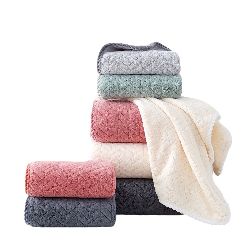 Ručnik za kupanje Clean koralni flis (Brand: Clean; Material: koralni flis; Težina: 200–300 g; Vlakna: 150D; Proces: obrada šavova, jacquard)