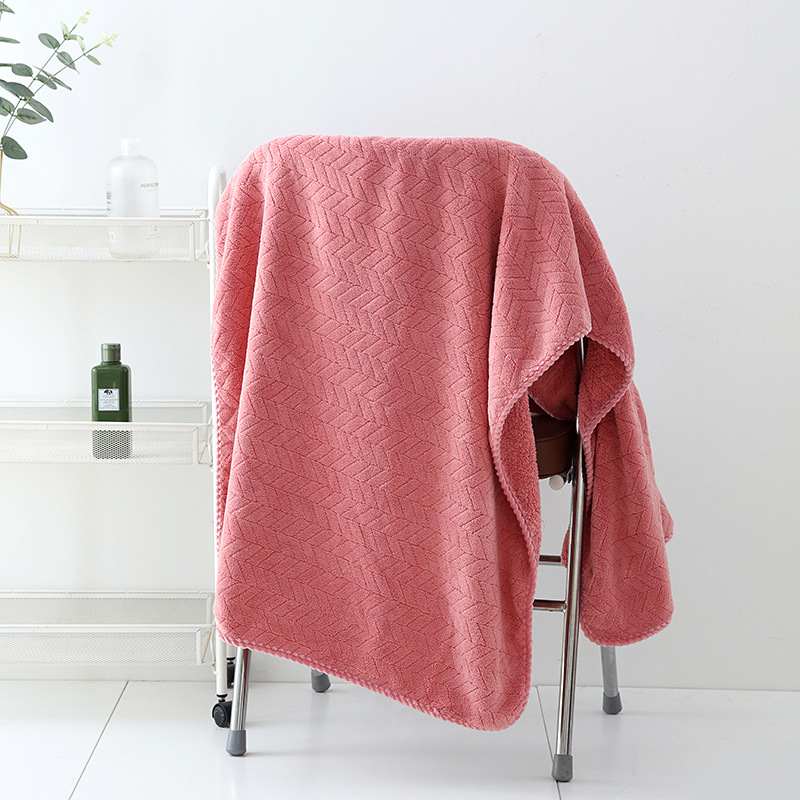 Ručnik za kupanje Clean koralni flis (Brand: Clean; Material: koralni flis; Težina: 200–300 g; Vlakna: 150D; Proces: obrada šavova, jacquard)