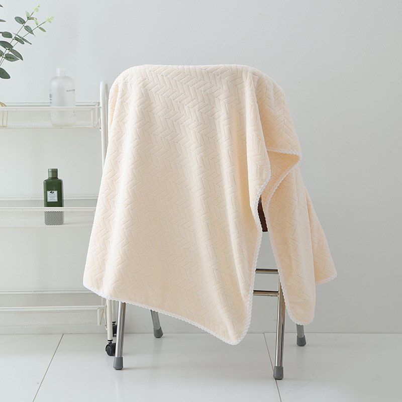 Ručnik za kupanje Clean koralni flis (Brand: Clean; Material: koralni flis; Težina: 200–300 g; Vlakna: 150D; Proces: obrada šavova, jacquard)