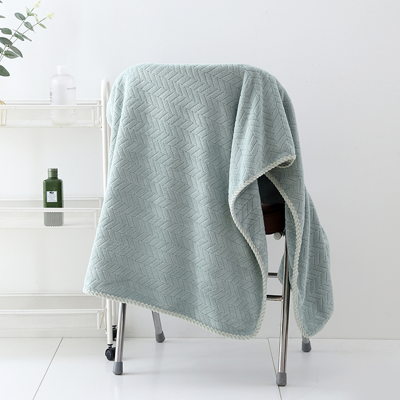 Ručnik za kupanje Clean koralni flis (Brand: Clean; Material: koralni flis; Težina: 200–300 g; Vlakna: 150D; Proces: obrada šavova, jacquard)