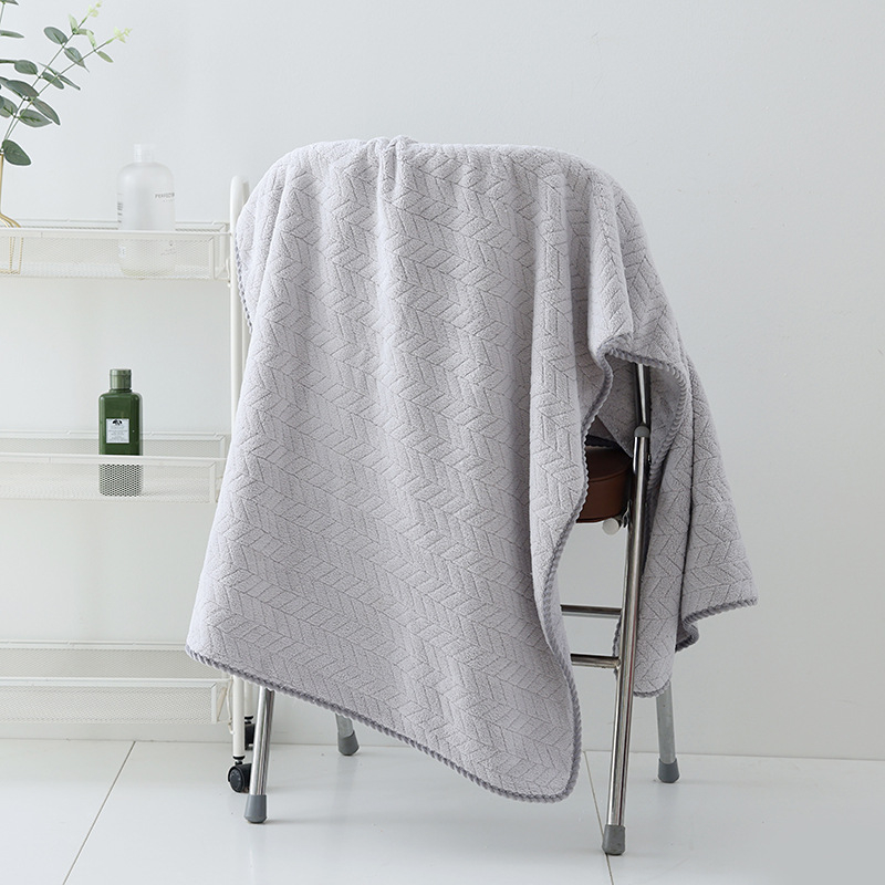 Ručnik za kupanje Clean koralni flis (Brand: Clean; Material: koralni flis; Težina: 200–300 g; Vlakna: 150D; Proces: obrada šavova, jacquard)