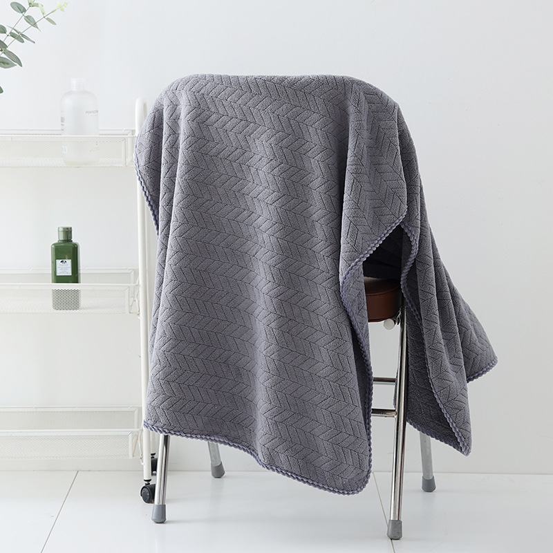 Ručnik za kupanje Clean koralni flis (Brand: Clean; Material: koralni flis; Težina: 200–300 g; Vlakna: 150D; Proces: obrada šavova, jacquard)