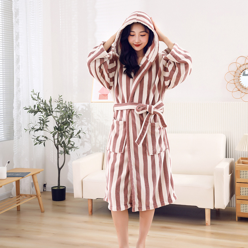Ženski kupaonski ogrtač, coral fleece materijal, mješavina vlakana 85/15, jesenski model
