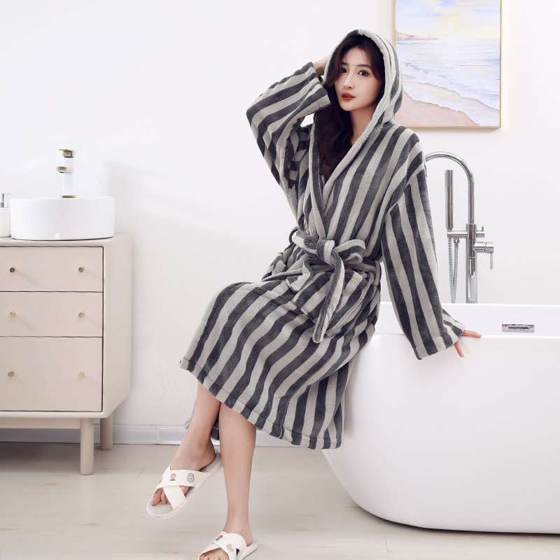 Ženski kupaonski ogrtač, coral fleece materijal, mješavina vlakana 85/15, jesenski model