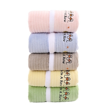 Halat de baie pentru copii din coral fleece, lung și gros, absorbant, cu imprimare desen animat; material: coral fleece; greutate: 400–500 g; fire: 32; proces: imprimare