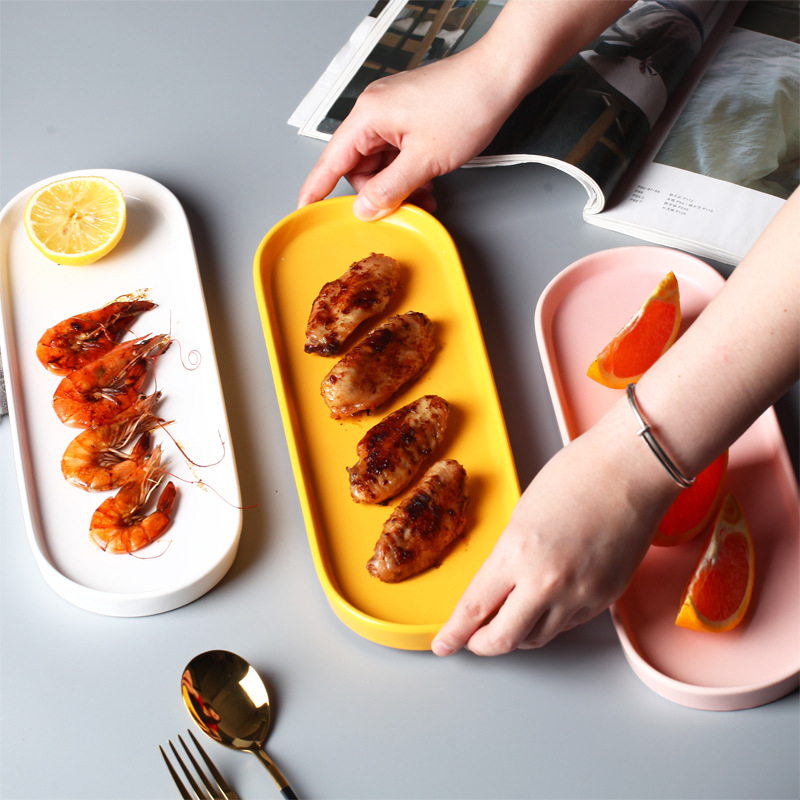 Porcelanski nordijski stil – ovalna posuda i pravokutni tanjur za sushi, grickalice i kolače; mikrovalna sigurnost; površina pod glazurom.