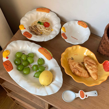 Керамична плоска чиния с подглазурен рисунък, нестандартна форма и мультяшен дизайн