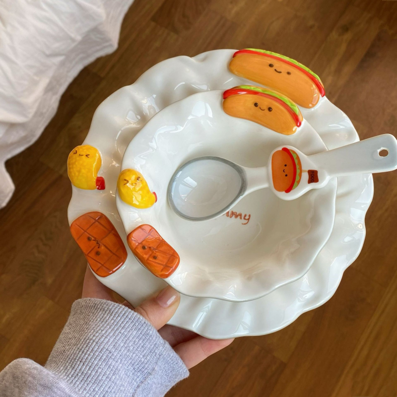 Керамична плоска чиния с подглазурен рисунък, нестандартна форма и мультяшен дизайн