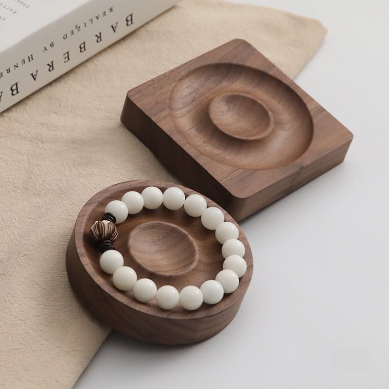 Karkötő kiállító állvány – masszívfa konstrukció, kétszintű, művészi stílus