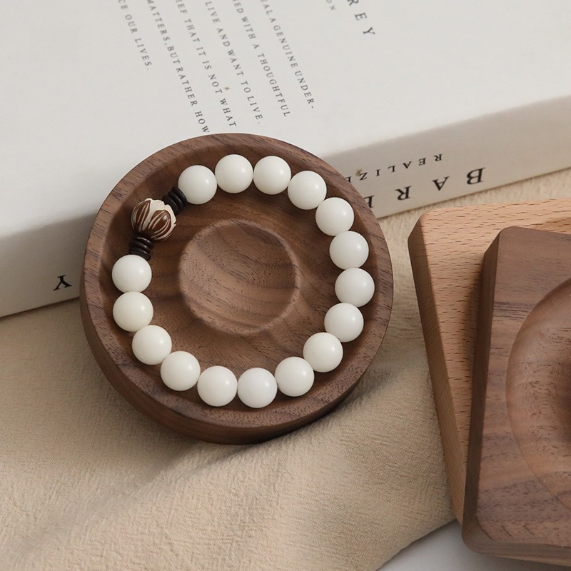 Karkötő kiállító állvány – masszívfa konstrukció, kétszintű, művészi stílus