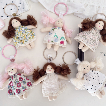 Ключодържател: висулка с кукла в корейски стил с флорална рокля и плитки, плат, лято 2025
