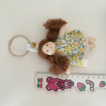 Ключодържател: висулка с кукла в корейски стил с флорална рокля и плитки, плат, лято 2025