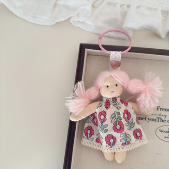 Ключодържател: висулка с кукла в корейски стил с флорална рокля и плитки, плат, лято 2025