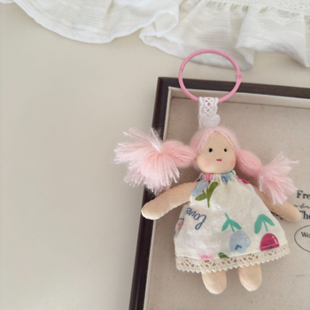 Ключодържател: висулка с кукла в корейски стил с флорална рокля и плитки, плат, лято 2025