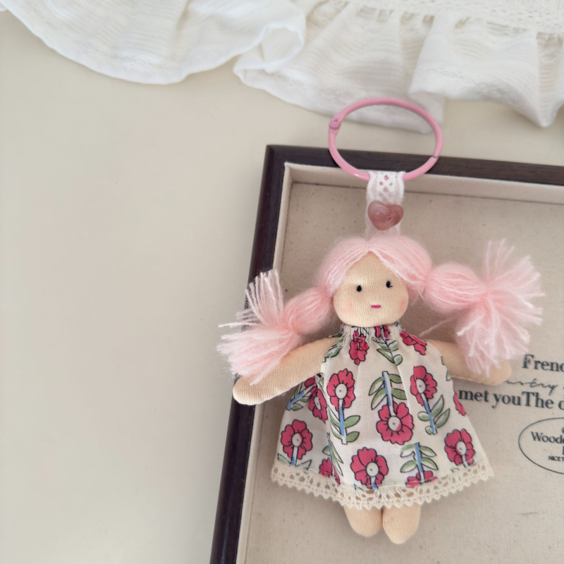 Ключодържател: висулка с кукла в корейски стил с флорална рокля и плитки, плат, лято 2025