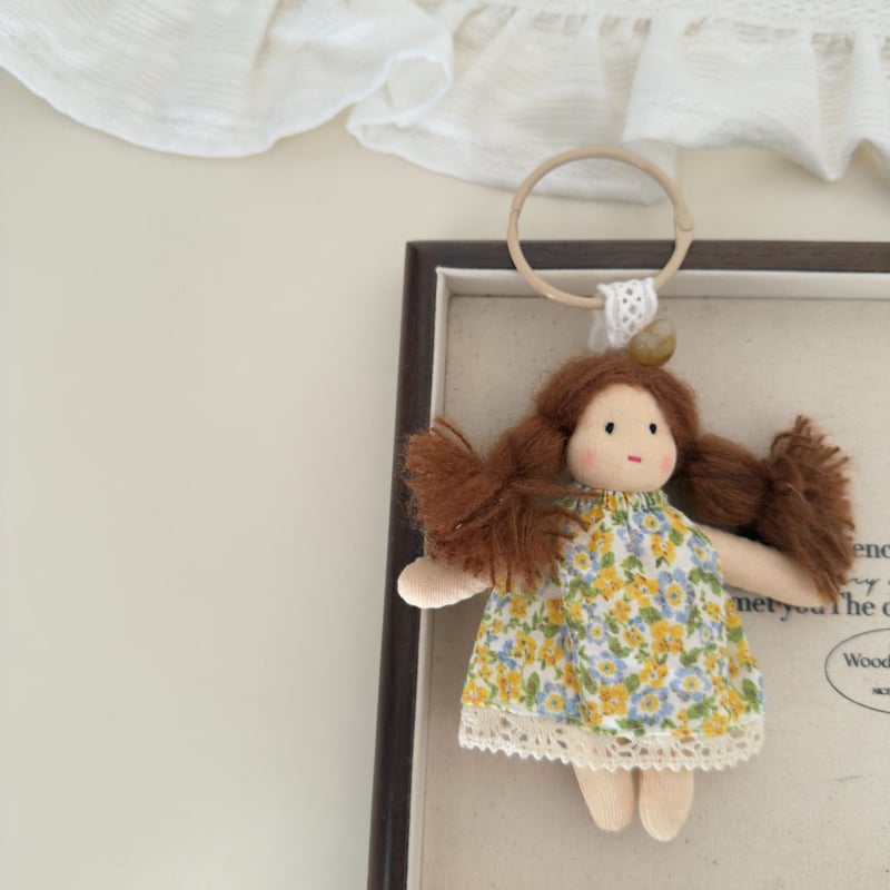 Ключодържател: висулка с кукла в корейски стил с флорална рокля и плитки, плат, лято 2025