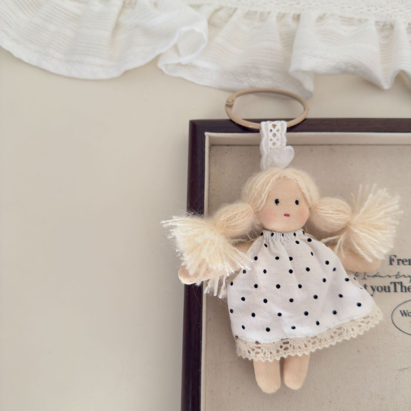 Ключодържател: висулка с кукла в корейски стил с флорална рокля и плитки, плат, лято 2025