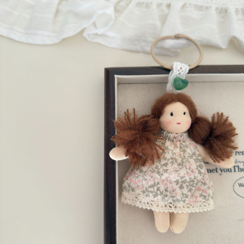 Ключодържател: висулка с кукла в корейски стил с флорална рокля и плитки, плат, лято 2025