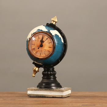 Nudažytas dervos globus – retro stiliaus interjero dekoras gyvenamajam kambariui