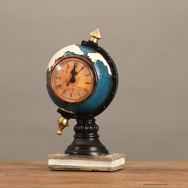 Nudažytas dervos globus – retro stiliaus interjero dekoras gyvenamajam kambariui